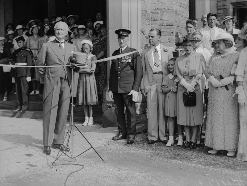 Photographs : Lieutenant-Governor Dr. Bruce opens Casa Loma to the public; 1 Austin Terrace, Toronto, Ontario, Canada; circa 1937; Fonds 1244, Item 4121.